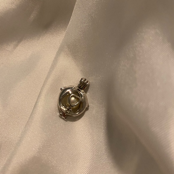 Dolphin & pearl pendant - Picture 2 of 9